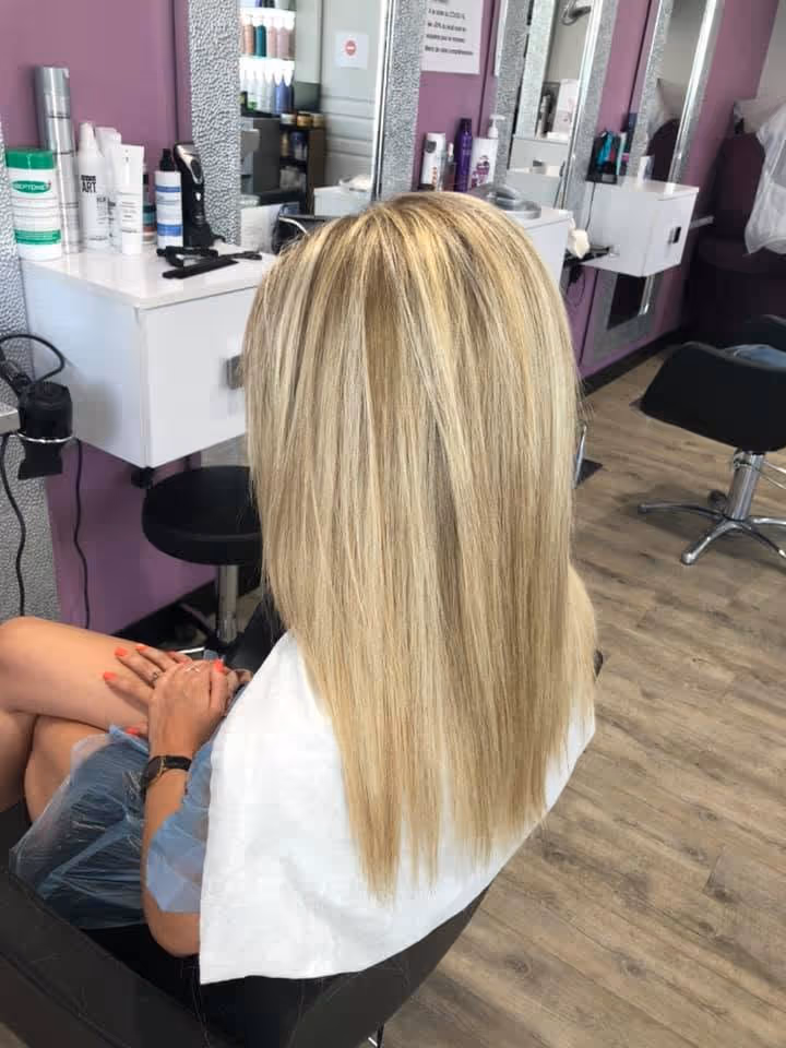 Blond lumineux et uniforme, lissé, après éclaircissement