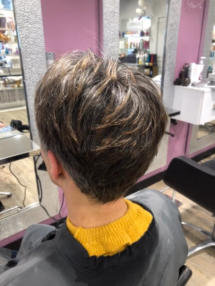 Coupe courte effilée, méchée, vue de dos