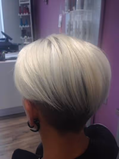 Coupe courte dégradée, coloration blond polaire